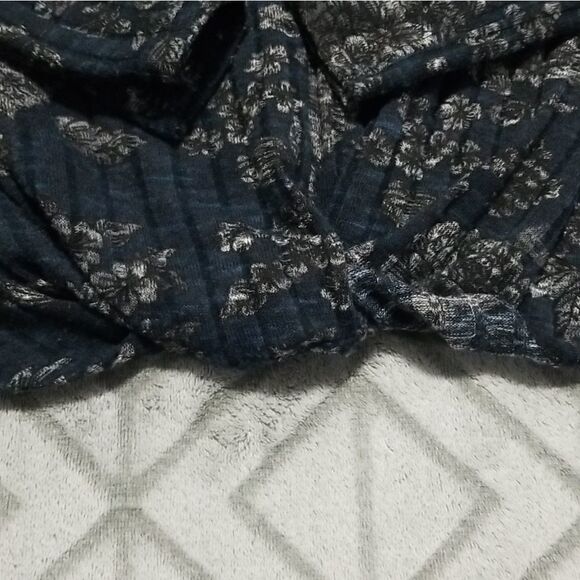 NWOT Daytrip Green & Black Marled Floral Keyhole Twist Ribbed Dainty Chic Blouse - Picture 3 of 6